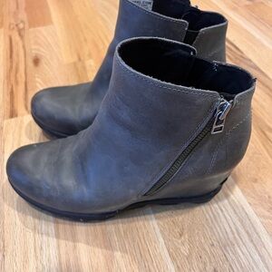 Sorel Joan of Arctic Grey Leather Ankle Boots